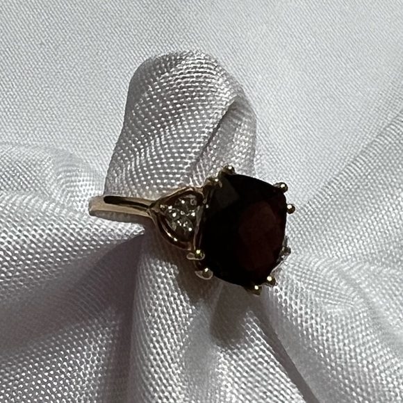 10K YELLOW GOLD GARNET AND DIAMOND RING - Picture 5 of 16